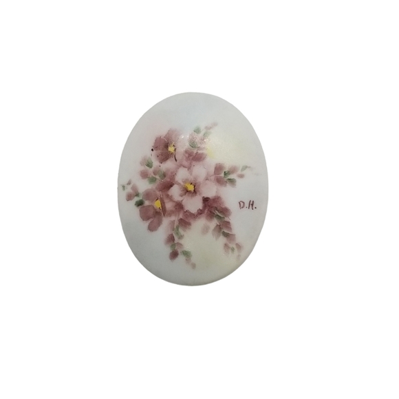 VINTAGE D.H. SIGNED PORCELAIN PIN WITH HANDPAINTED FLORAL PORTRAIT - Picture 2 of 3
